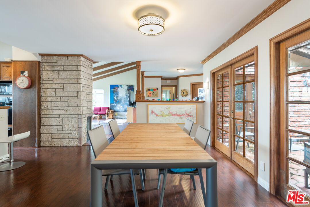 704 Rochedale Way Los Angeles, CA 90049 - Photo 10 of 33 Gallery Image 10