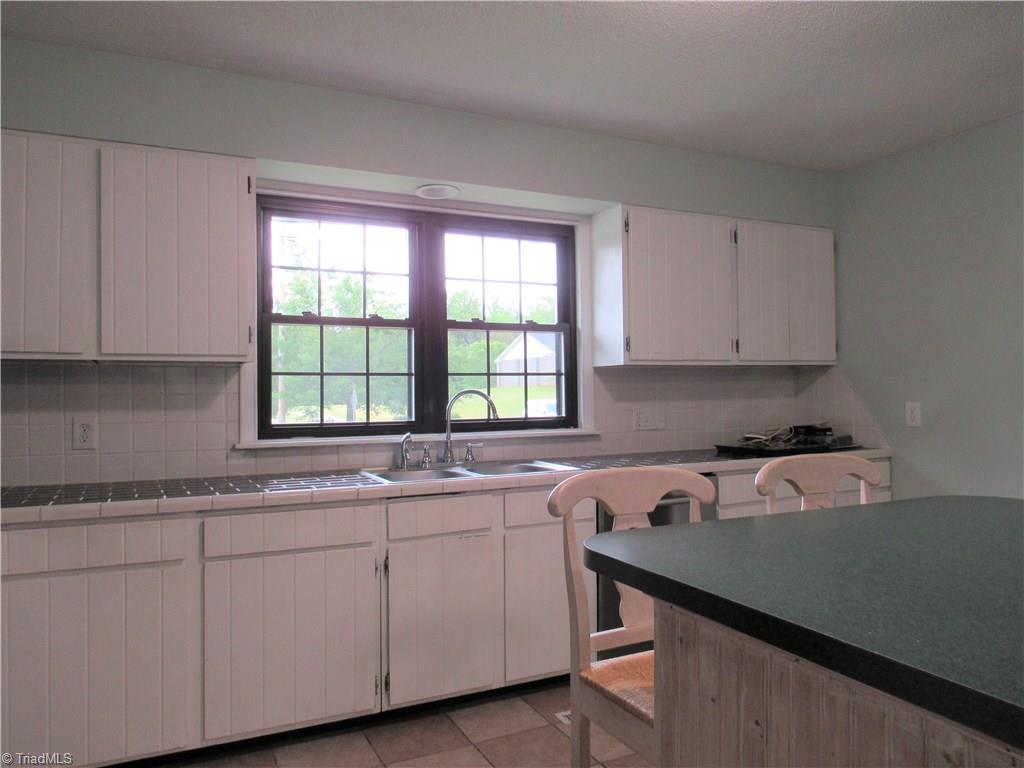 306 Summit Road High Point, NC 27265 - Photo 7 of 27