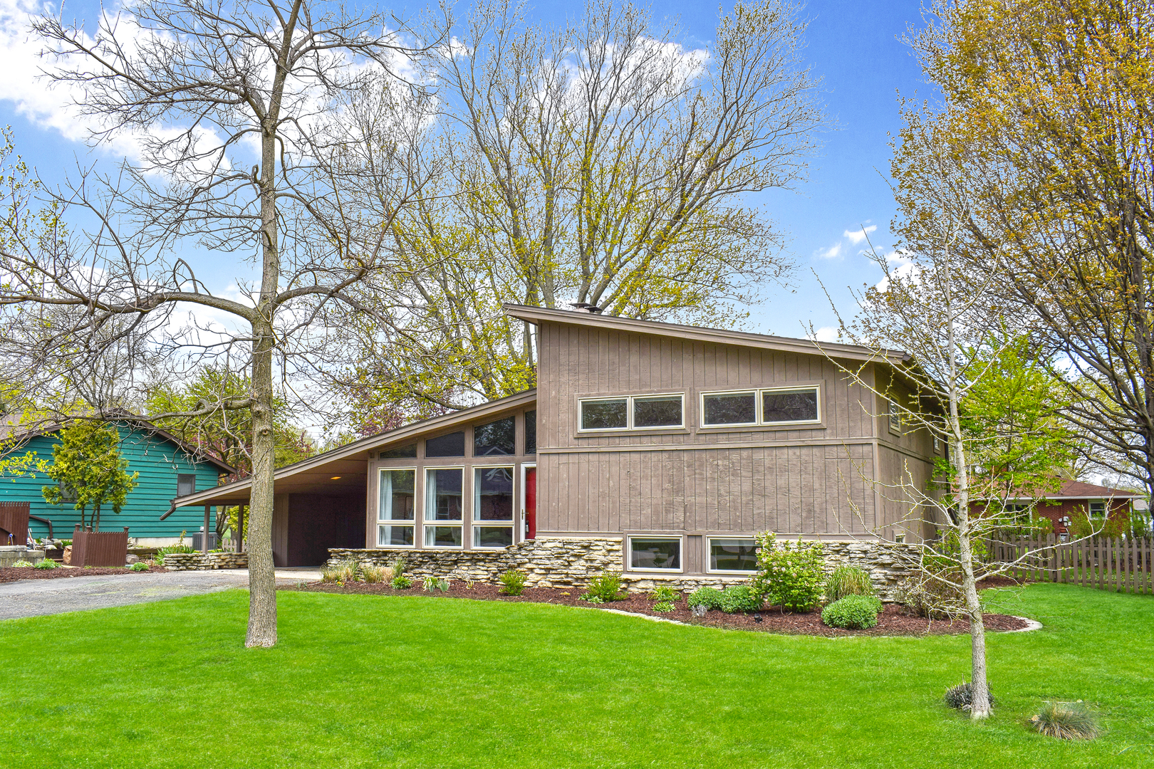 129 Thomas Drive Sycamore, IL 60178 - Photo 2 of 36