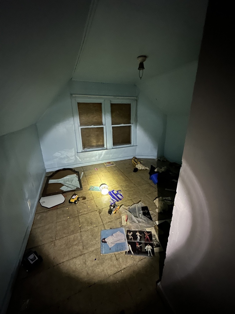 2921 East 78th Place Chicago, IL 60649 - Photo 13 of 18 a bathroom with a sink mirror and bathtub