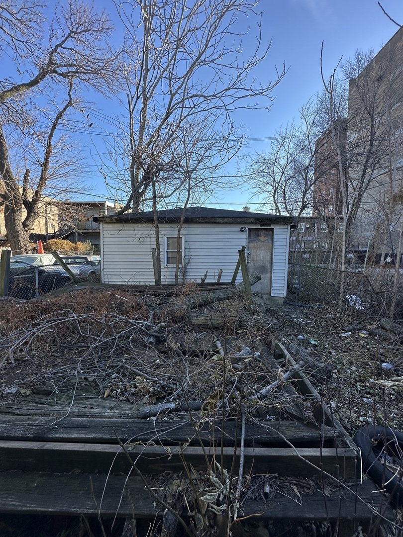 2921 East 78th Place Chicago, IL 60649 - Photo 5 of 18 a backyard of a house
