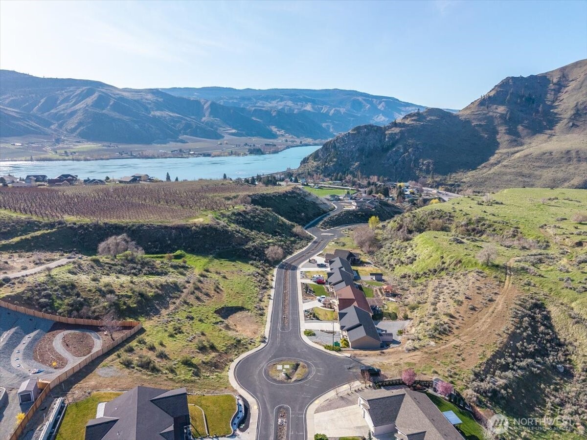 9988 Saska Way Entiat, WA 98822 - Photo 18 of 21 a view of city and mountain