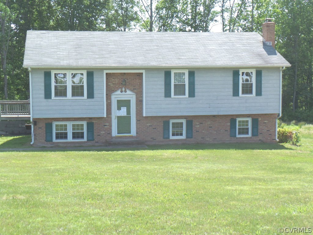 a brick house that has a lots of windows in it