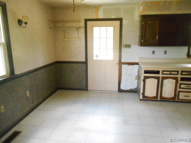 19002 Beaver Dam Road Beaverdam, VA 23015 - Photo 5 of 19 a view of a utility room with washer and dryer