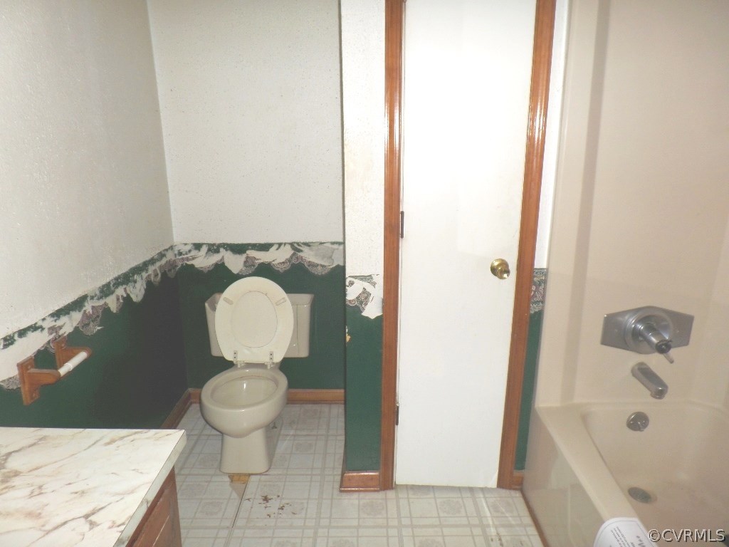 19002 Beaver Dam Road Beaverdam, VA 23015 - Photo 7 of 19 a bathroom with a toilet and a shower
