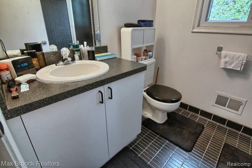 30030 High Valley Road Farmington Hills, MI 48331 - Photo 18 of 28