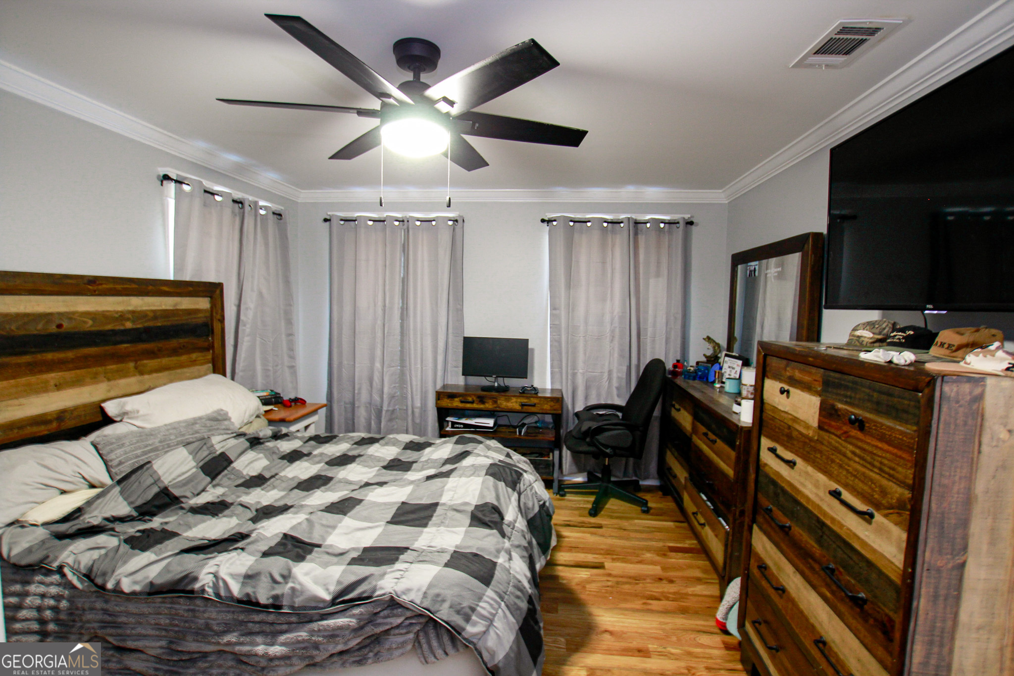 1010 Rock Road Perry, GA 31069 - Photo 41 of 58 a bedroom with a bed and a television