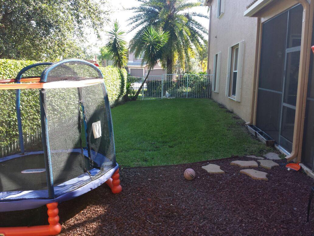 19107 2 River Lane Boca Raton, FL 33498 - Photo 3 of 24 side yard