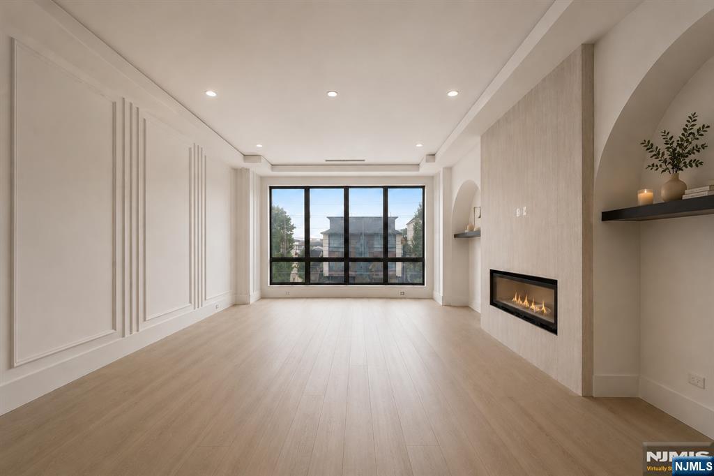 392 Undercliff Avenue, Unit 1 Edgewater, NJ 07020 - Photo 3 of 12