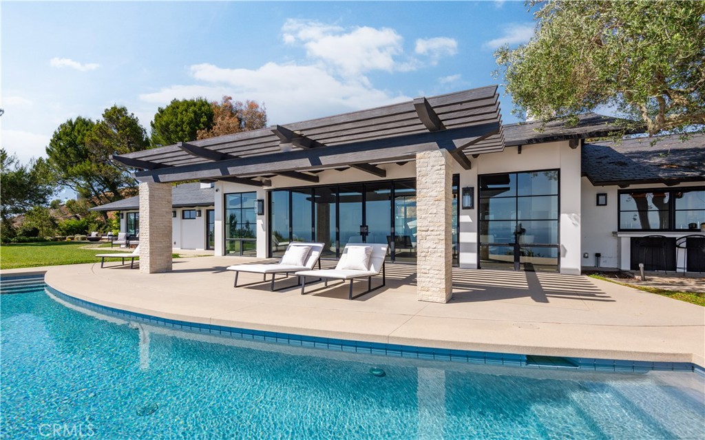 71 Crest Road East Rolling Hills, CA 90274 - Photo 23 of 23 a building exterior with table and chairs