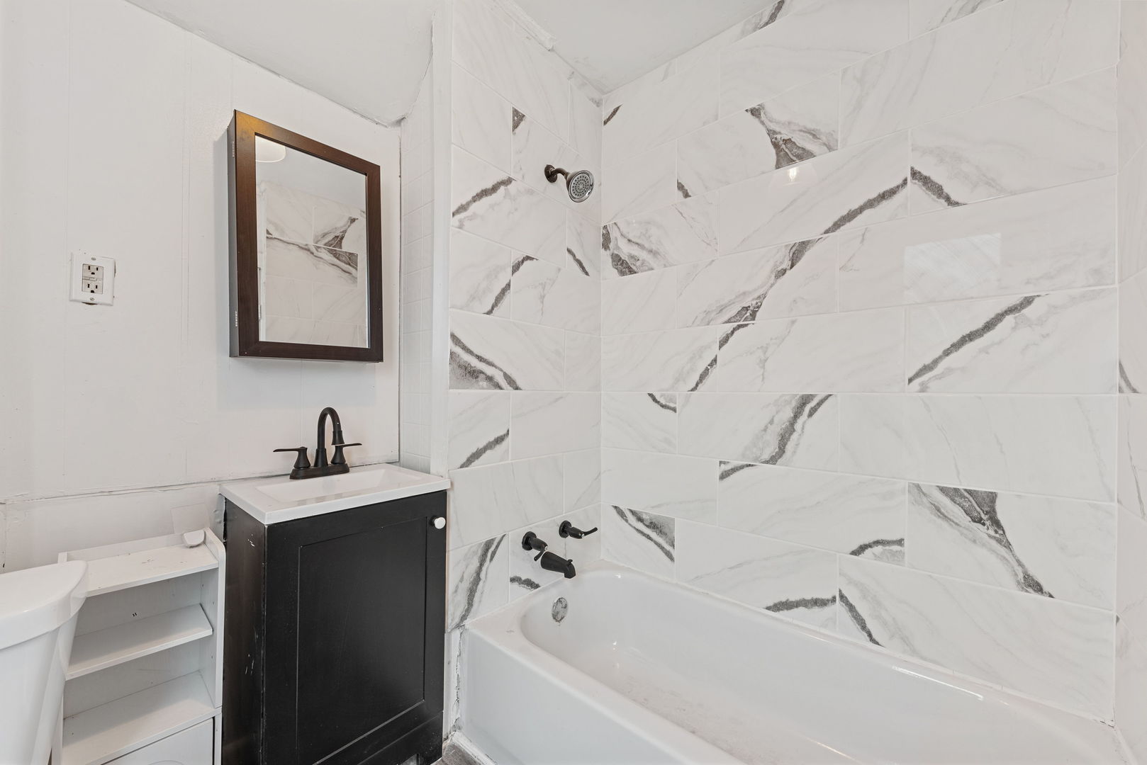 480 East Birch Street Kankakee, IL 60901 - Photo 15 of 19 a bathroom with a bathtub and a sink