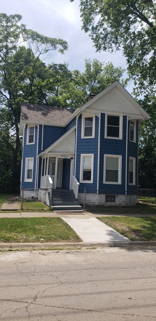 480 East Birch Street Kankakee, IL 60901 - Photo 2 of 19 a front view of a house with a yard
