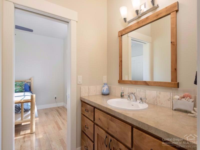 65325 Tweed Road Bend, OR 97703 - Photo 11 of 25 Jack and jill style bathroom connecting