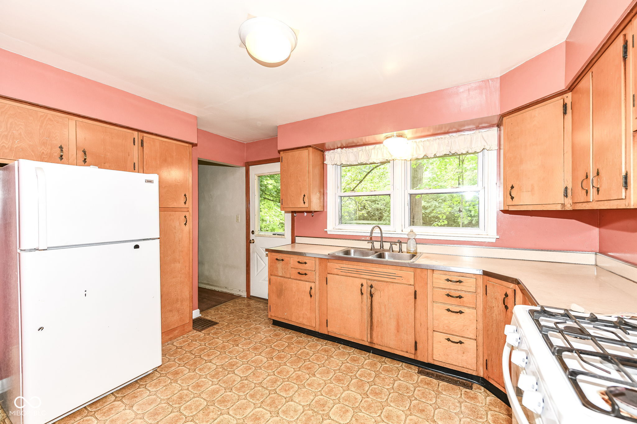 832 South Pendleton Avenue Pendleton, IN 46064 - Photo 9 of 29