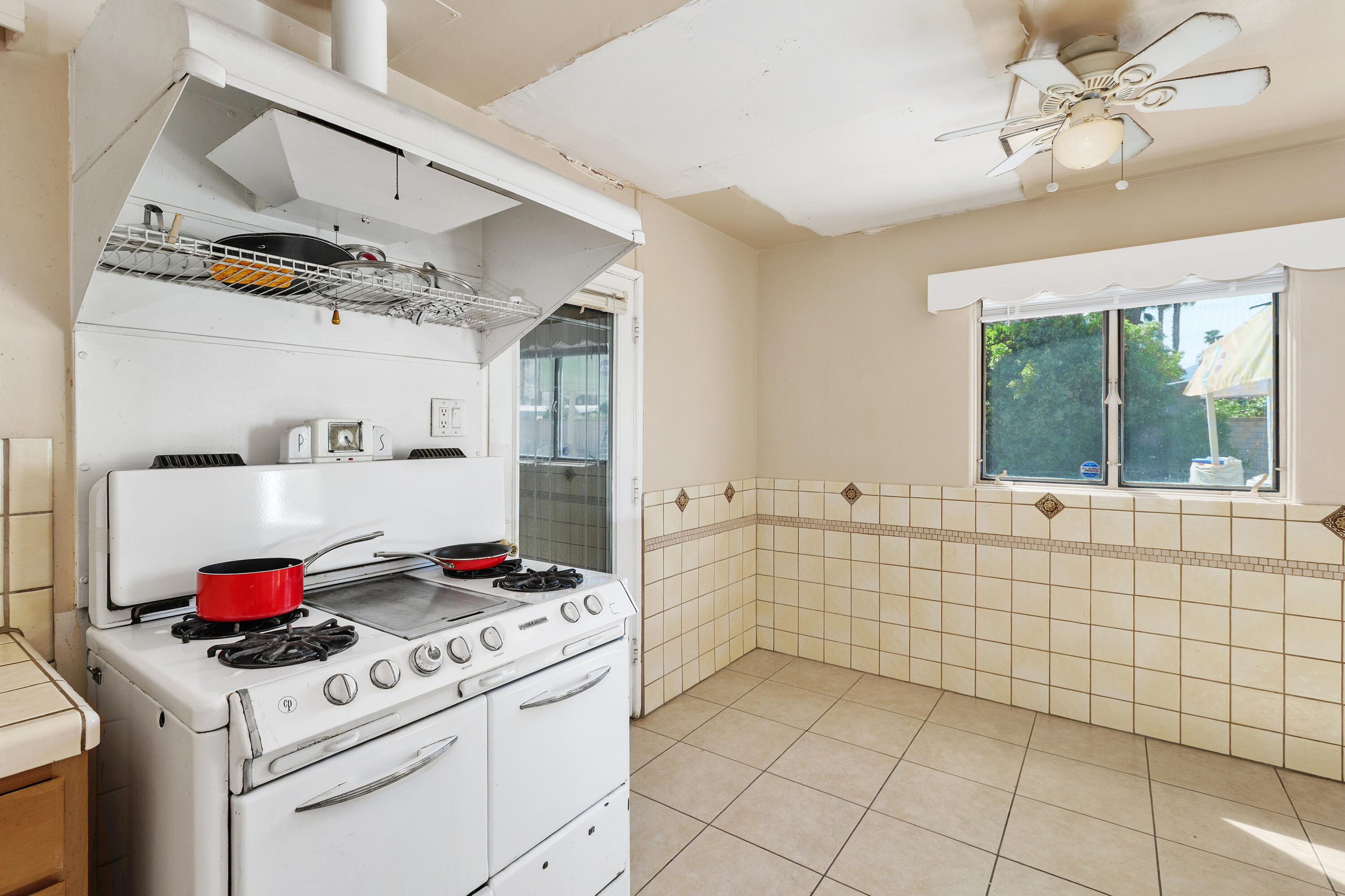 1077 South Riverside Drive Palm Springs, CA 92264 - Photo 19 of 35 a bathroom with a stove a sink and a shower