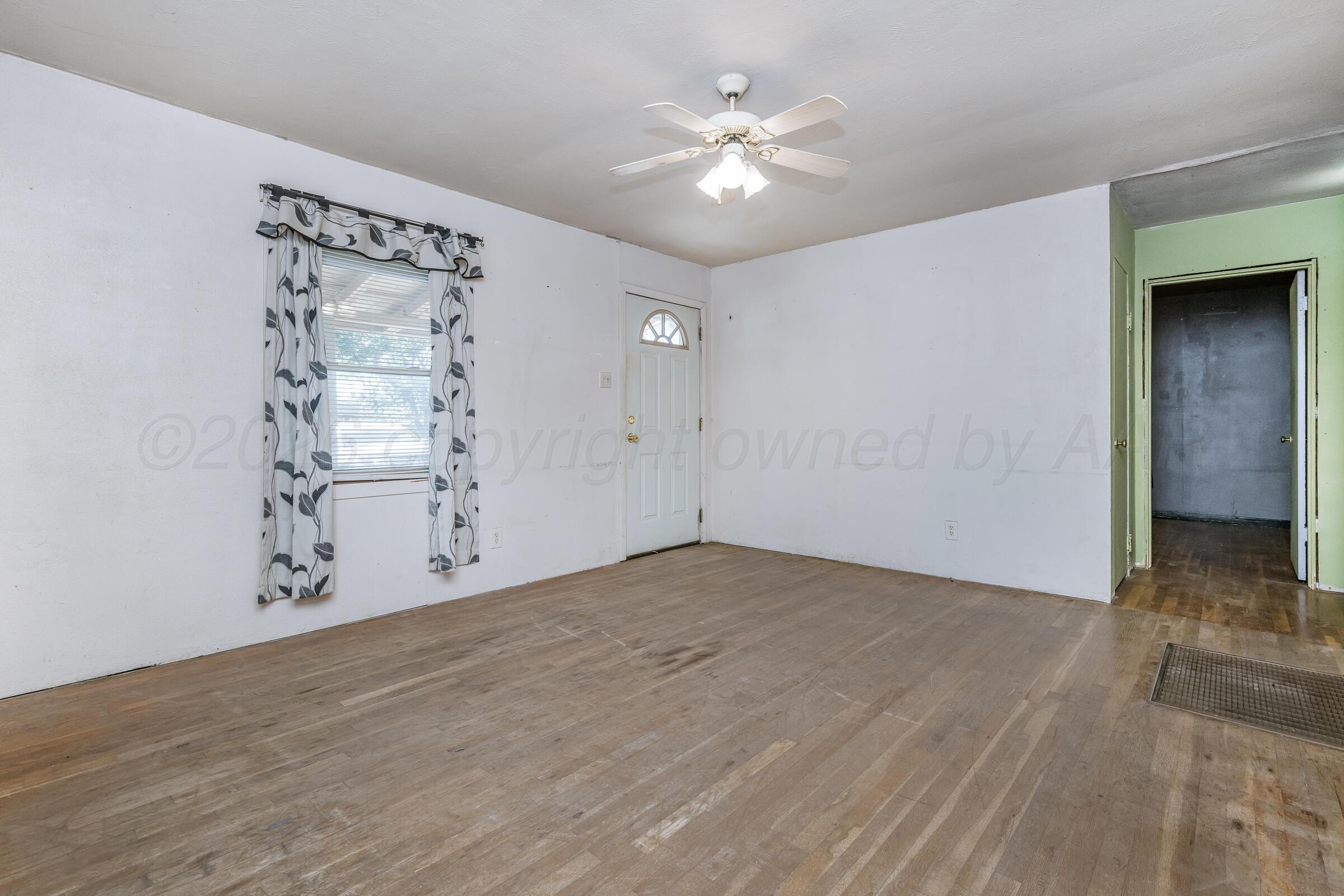4606 South Hayden Street Amarillo, TX 79110 - Photo 5 of 19 Living Room 1