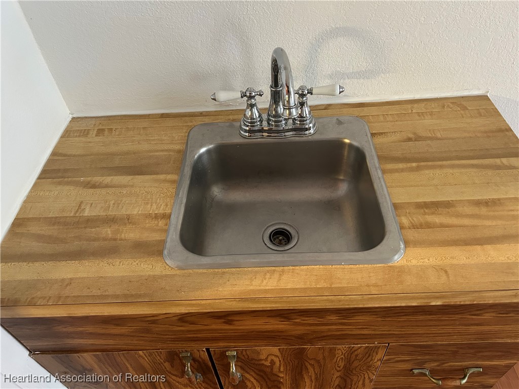 11 Mockingbird Road Lake Placid, FL 33852 - Photo 16 of 41 THIS HANDY SINK HELPS OUT IN THE EXTRA KITCHEN SPACE AND WOULD MAKE A GREAT SPACE FOR A COFFEE SERVICE FOR THAT EARLY CUP OF COFFEE RIGHT CLOSE TO YOUR BEDROOM!
