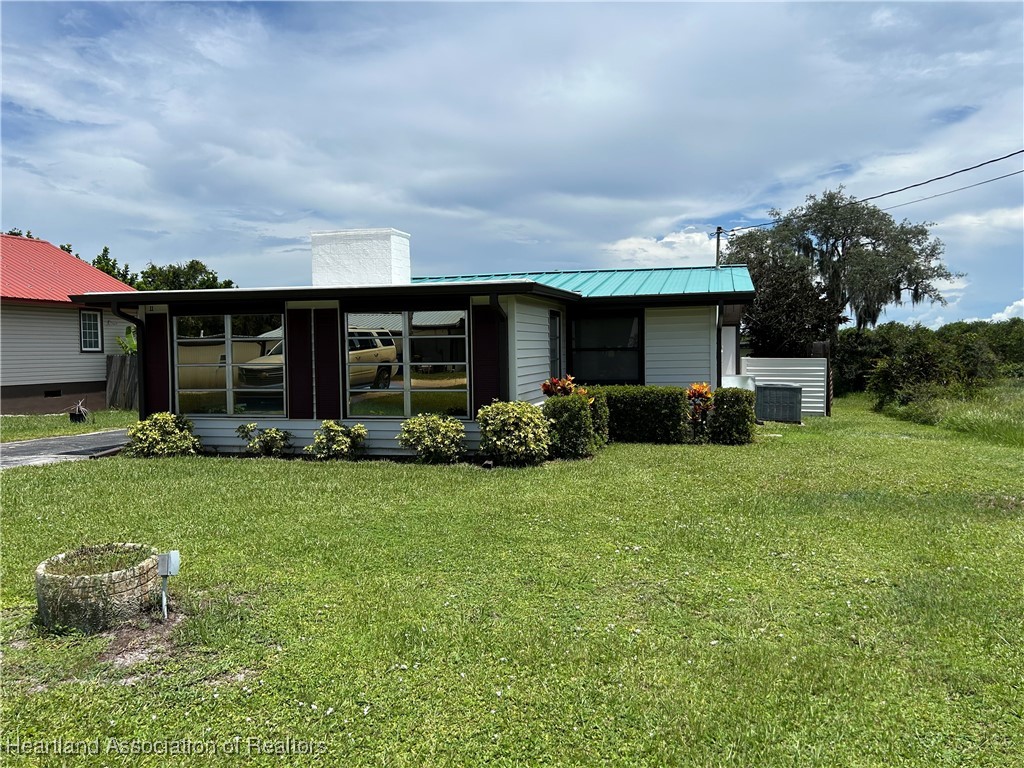 11 Mockingbird Road Lake Placid, FL 33852 - Photo 3 of 41 NICELY MAINTAINED LAWN WITH WELL FOR IRRIGATION.
