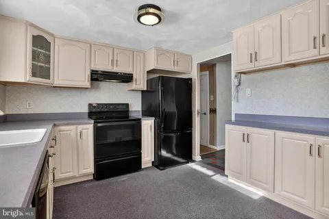 a view of empty room with windows