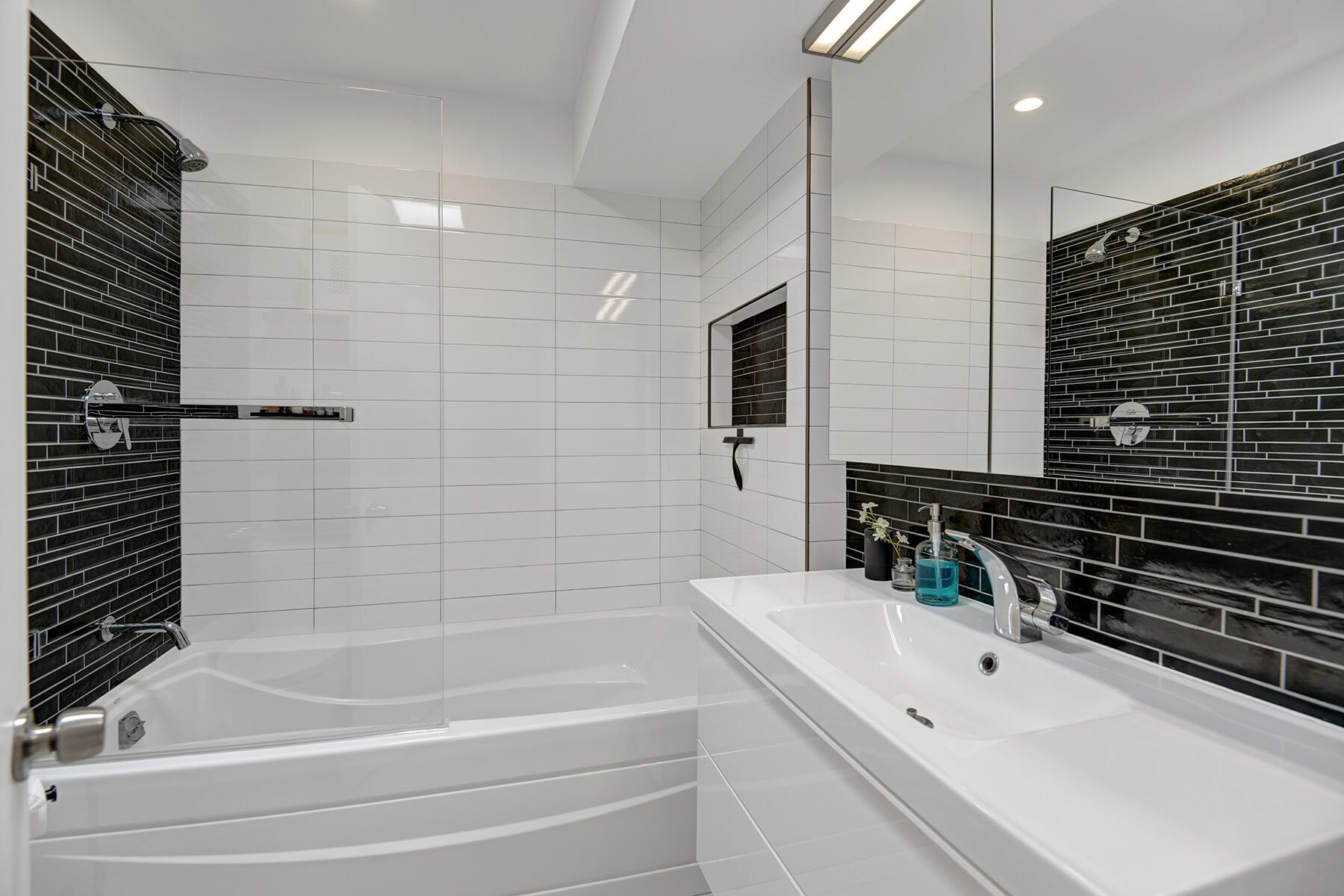 42379 Rancho Las Palmas Drive, Unit 29 Rancho Mirage, CA 92270 - Photo 13 of 24 a bathroom with a bathtub and a shower