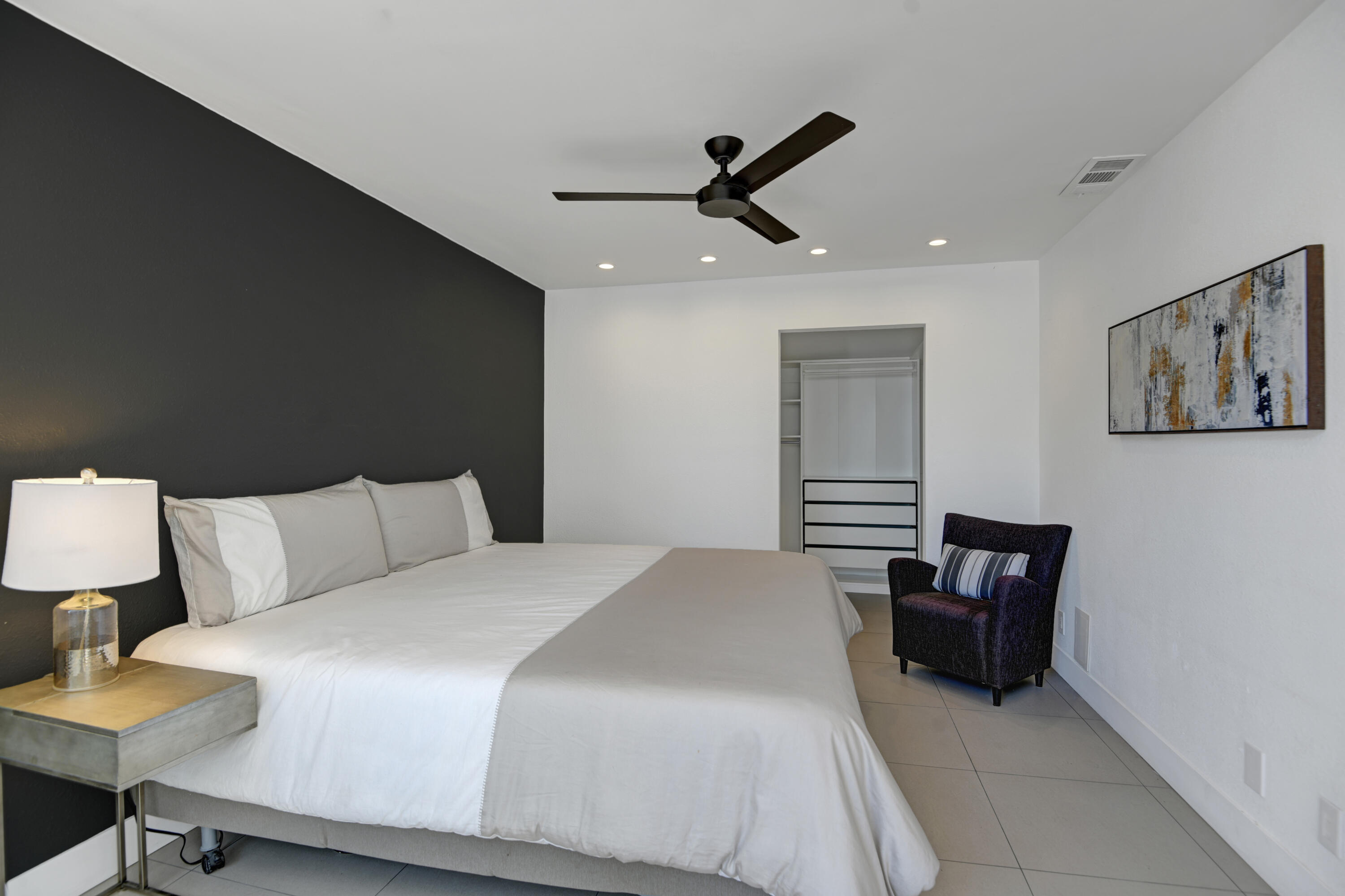 42379 Rancho Las Palmas Drive, Unit 29 Rancho Mirage, CA 92270 - Photo 10 of 24 a bedroom with a bed and a lamp on table