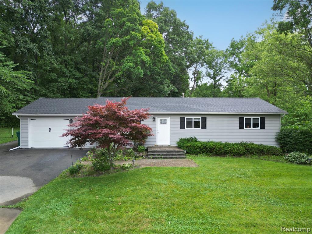 7666 Clintonville Road Clarkston, MI 48348 - Photo 3 of 32