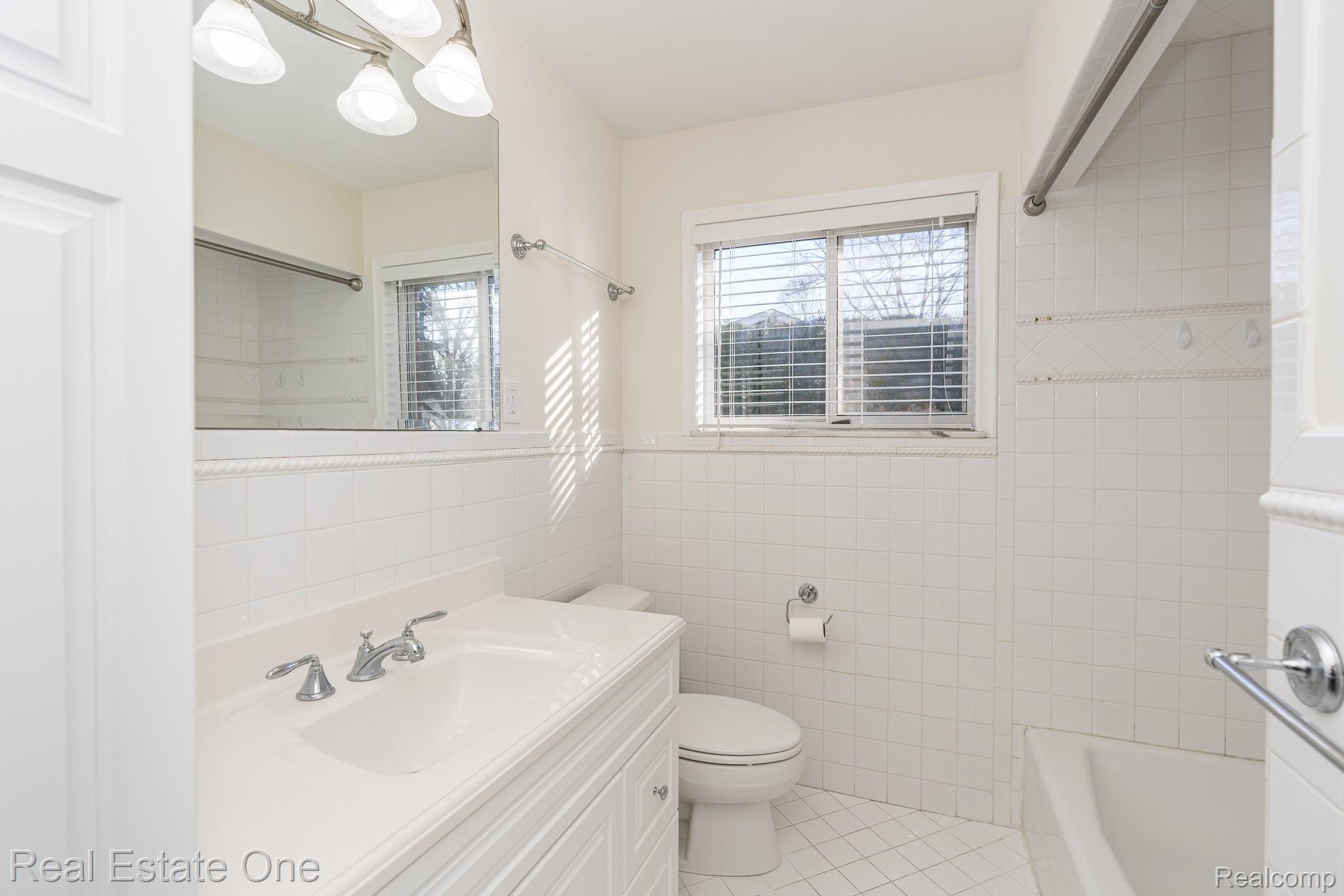 1216 Sycamore Drive Rochester, MI 48307 - Photo 16 of 31 Full Bathroom