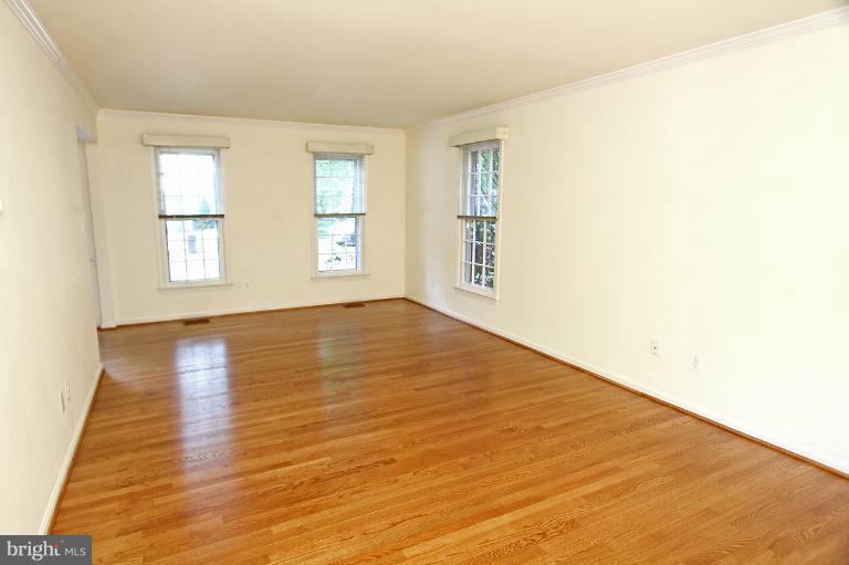 2108 Salt Kettle Way Reston, VA 20191 - Photo 14 of 28 Living Room