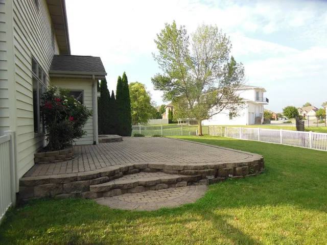 a view of a backyard