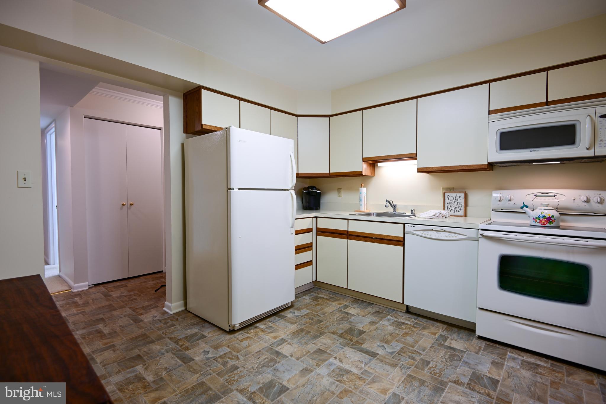 117 Castletown Road, Unit 301 Lutherville-Timonium, MD 21093 - Photo 9 of 23 kitchen