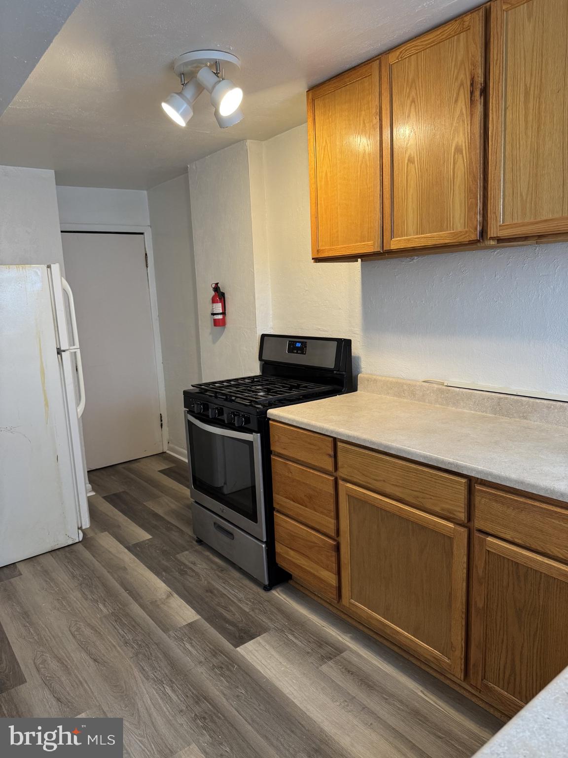 927 Grant Road Folcroft, PA 19032 - Photo 6 of 15 KitcheN