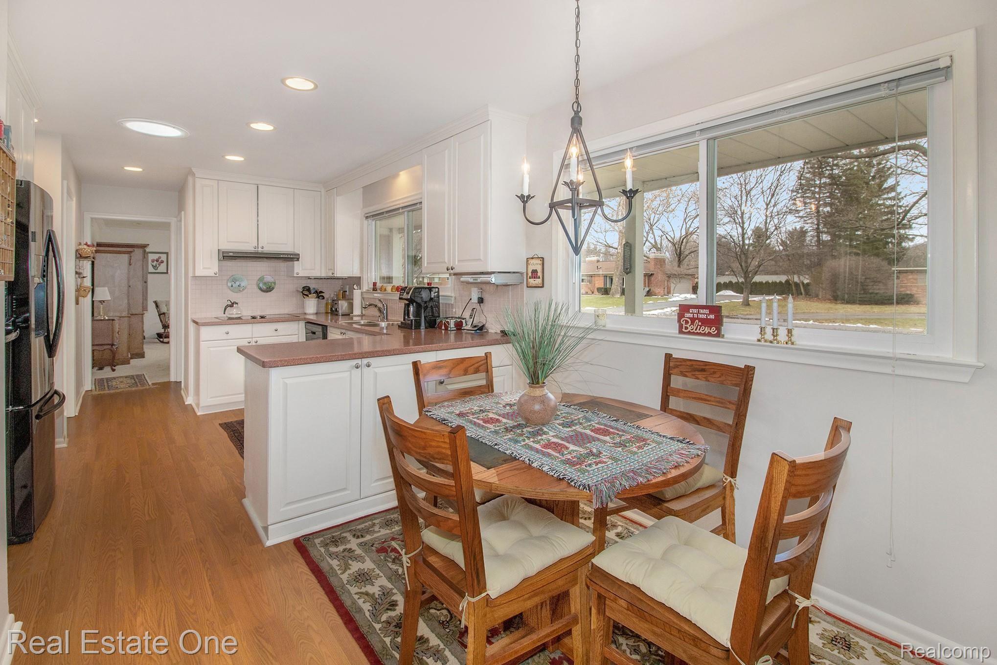 976 South Reading Road Bloomfield Hills, MI 48304 - Photo 7 of 38 Updated Kitchen