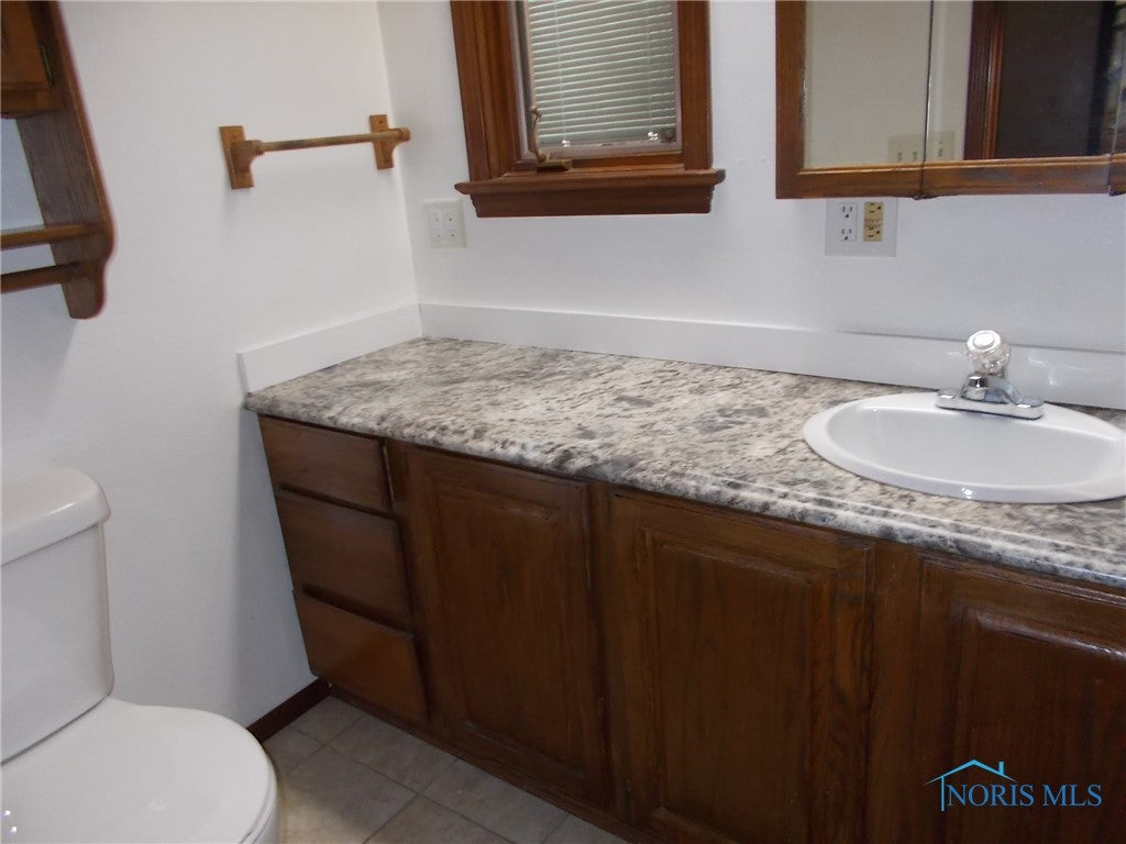4450 Thackeray Road Maumee, OH 43537 - Photo 17 of 22 master bathroom