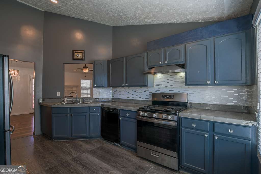 336 Shenandoah Circle Winder, GA 30680 - Photo 13 of 38 a kitchen with granite countertop a stove and cabinets