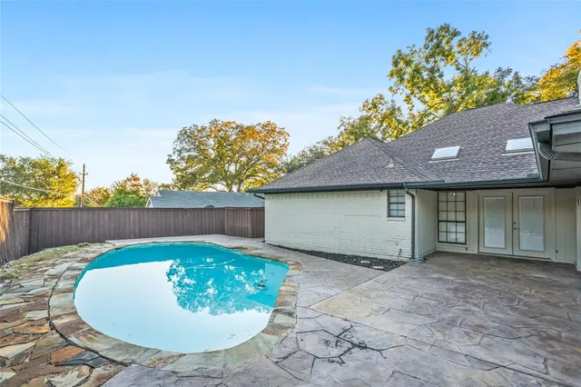 a view of a backyard