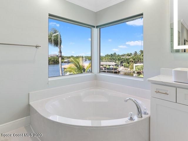 690 Fountain Boulevard Satellite Beach, FL 32937 - Photo 40 of 64 040_Master Tub