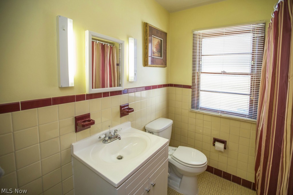 17207 Neff Road Cleveland, OH 44119 - Photo 14 of 25 Retro first-floor full bath has been updated.