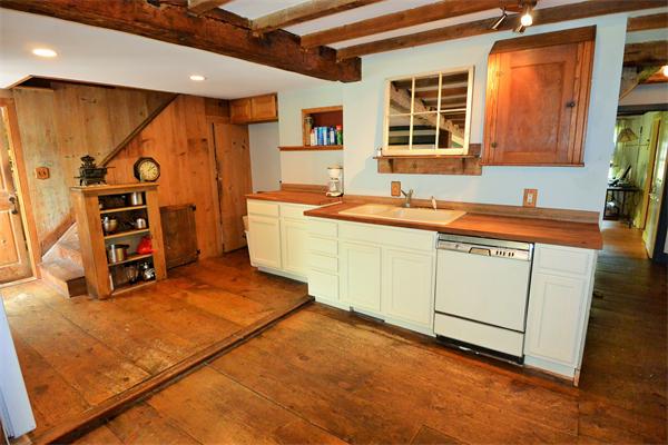 336 Chace Street Clinton, MA 01510 - Photo 4 of 26