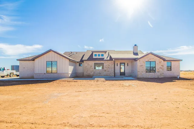 a front view of house with yard and garage
