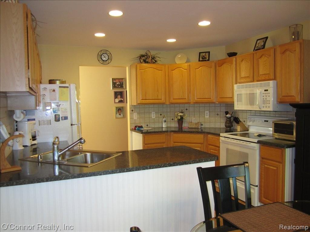 52078 Boland Road New Baltimore, MI 48047 - Photo 6 of 11 52078 Boland - kitchen