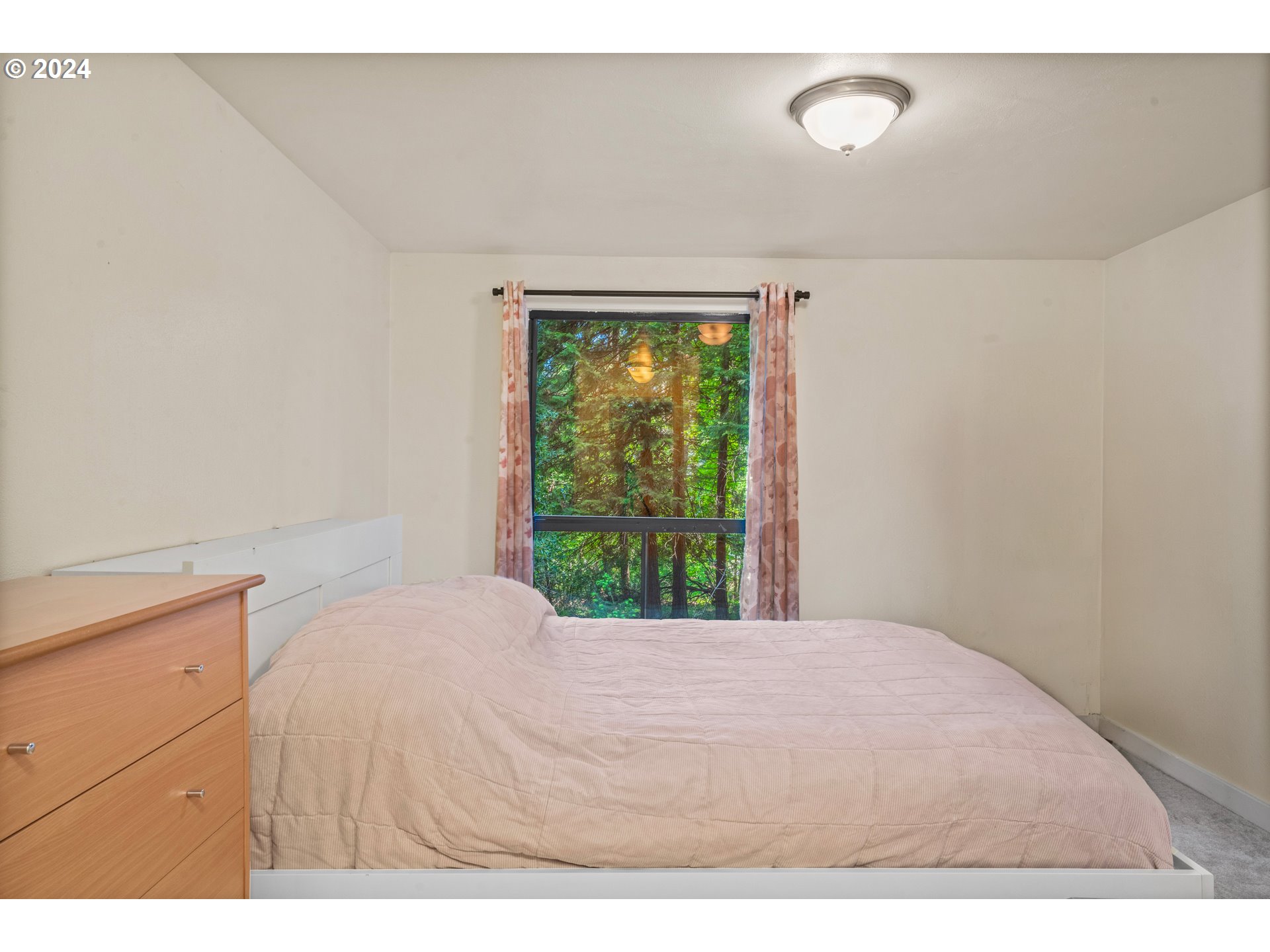 136 Treehill Loop Eugene, OR 97405 - Photo 18 of 33 Bedroom, Primary