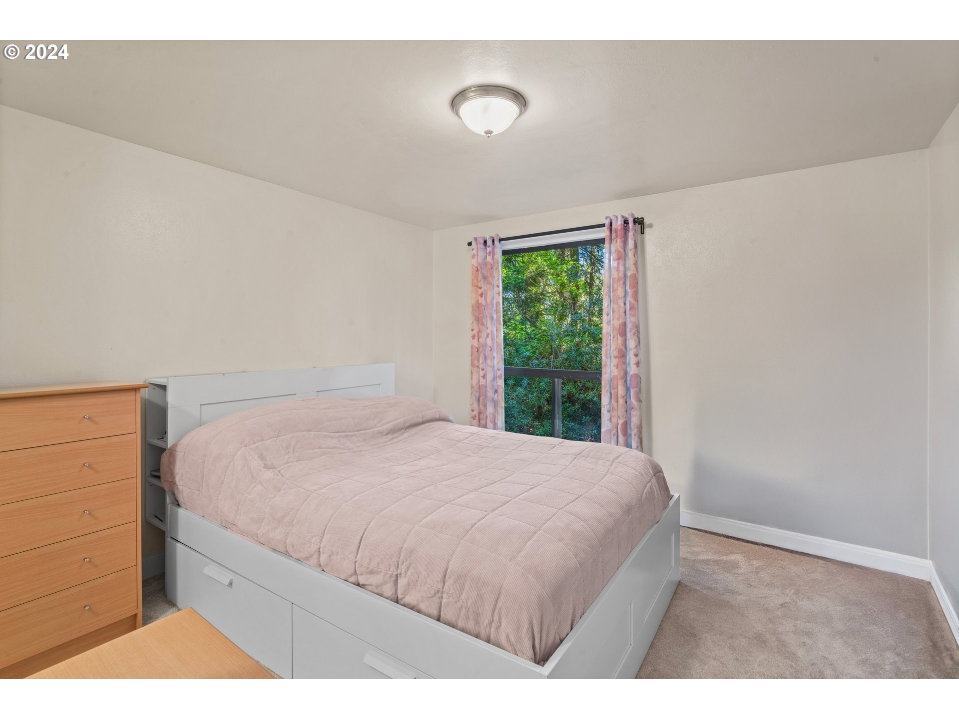 136 Treehill Loop Eugene, OR 97405 - Photo 19 of 33 Bedroom, Primary