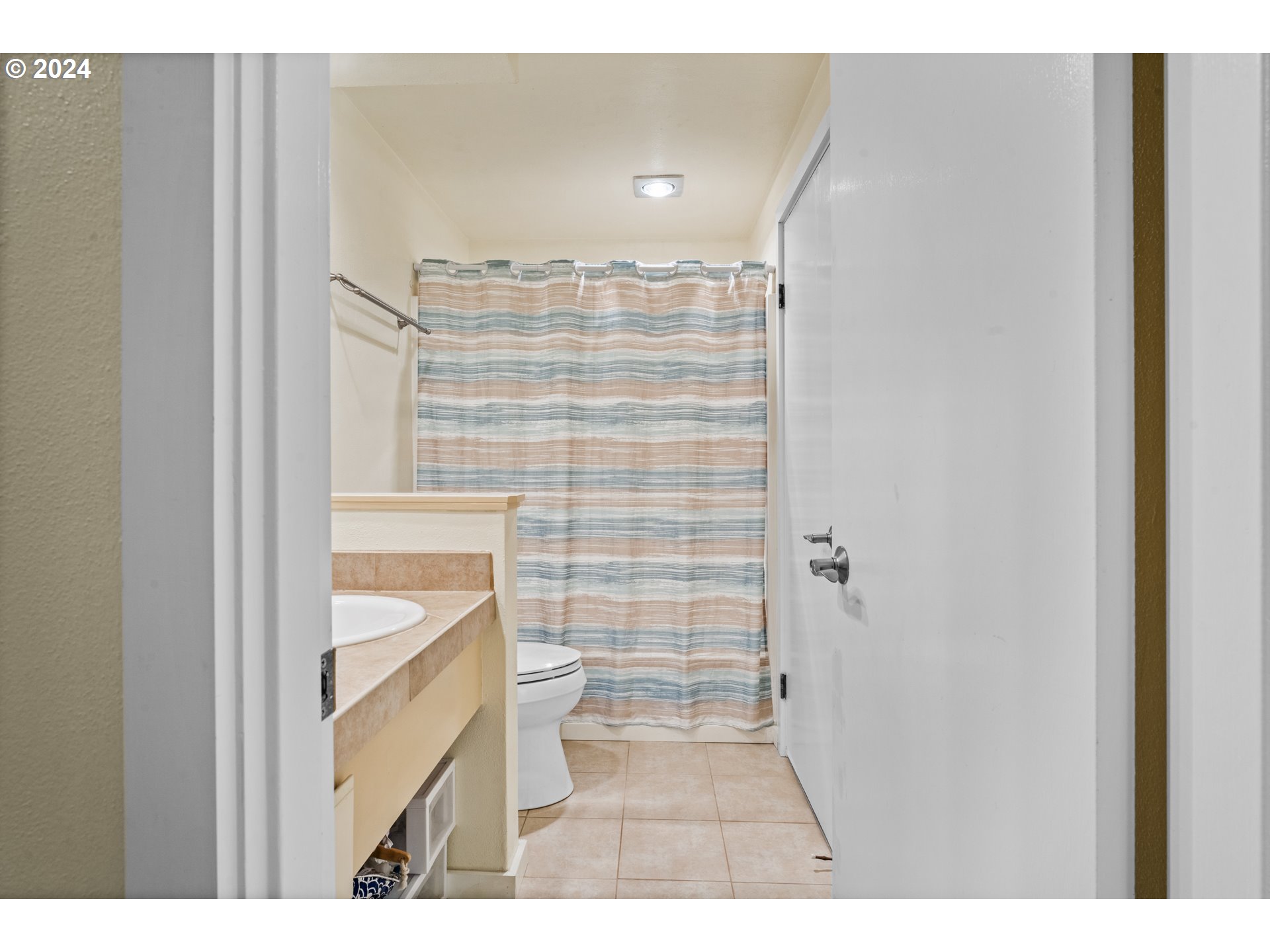 136 Treehill Loop Eugene, OR 97405 - Photo 20 of 33 Bathroom