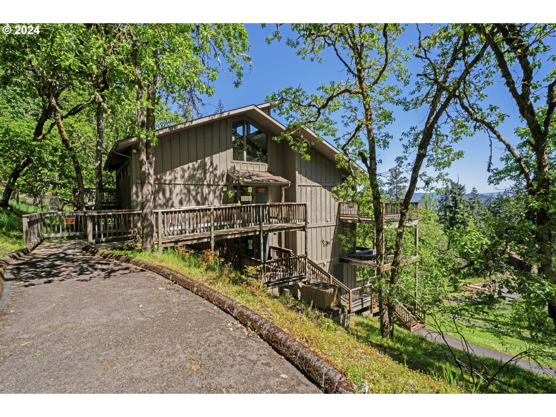 136 Treehill Loop Eugene, OR 97405 - Photo 26 of 33 Community Club House