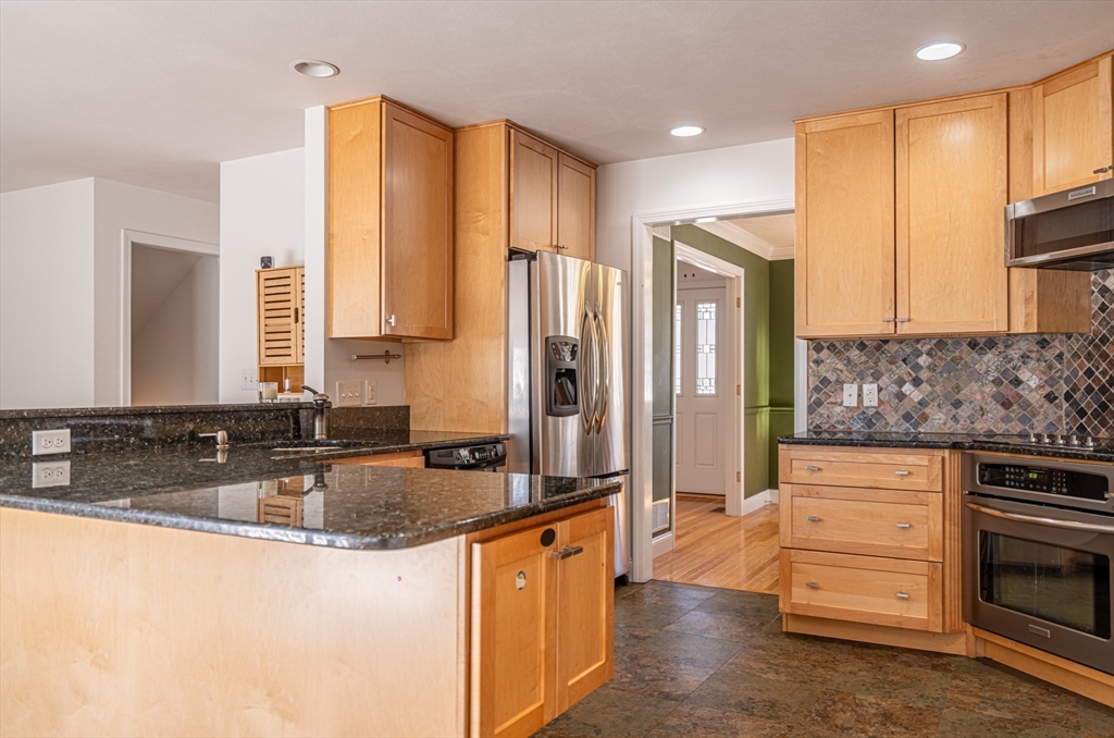 5 Lowther Place Nashua, NH 03062 - Photo 2 of 32