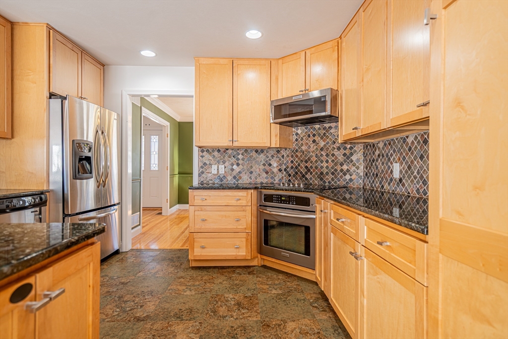 5 Lowther Place Nashua, NH 03062 - Photo 3 of 32