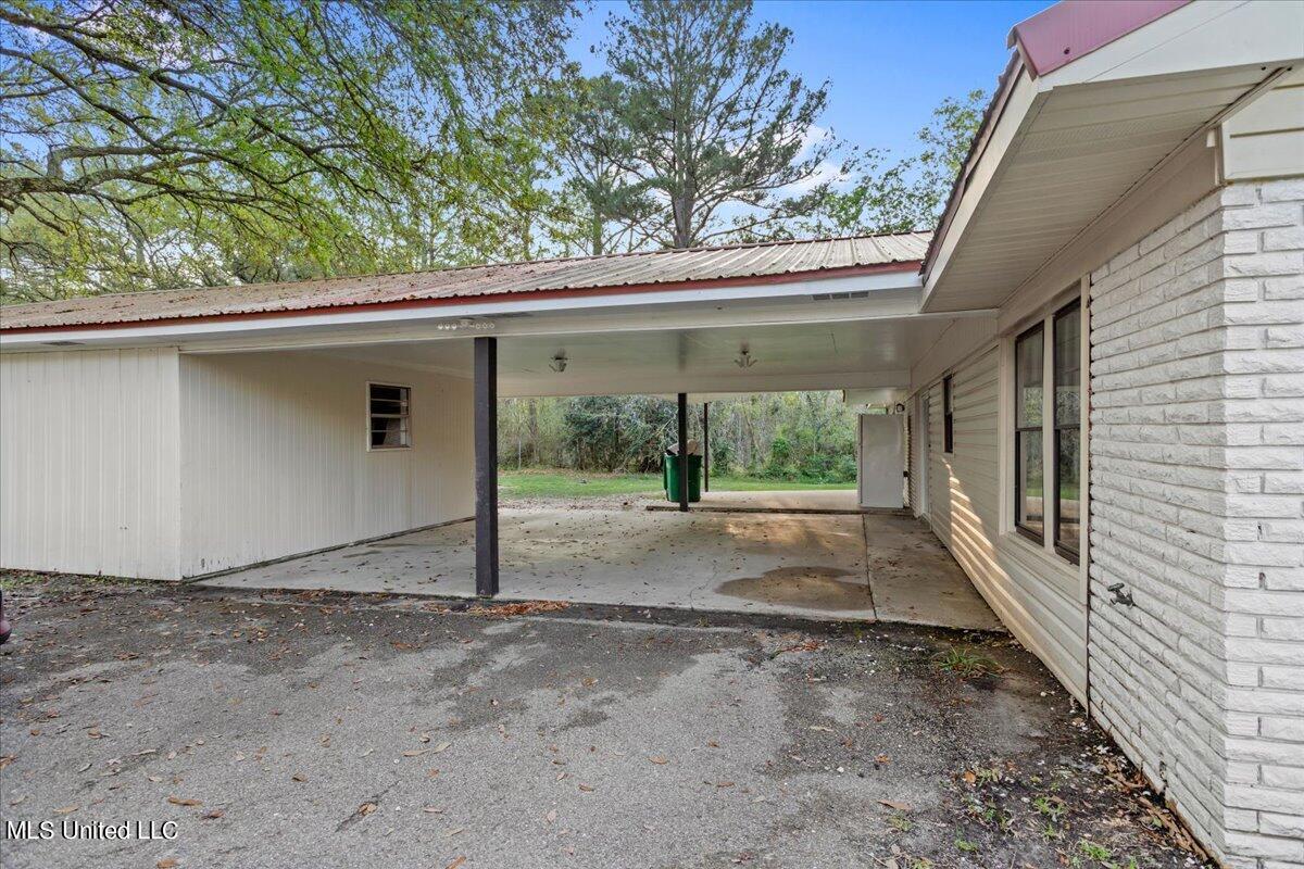 3600 Roberts Road Moss Point, MS 39562 - Photo 4 of 36 28-Car Port