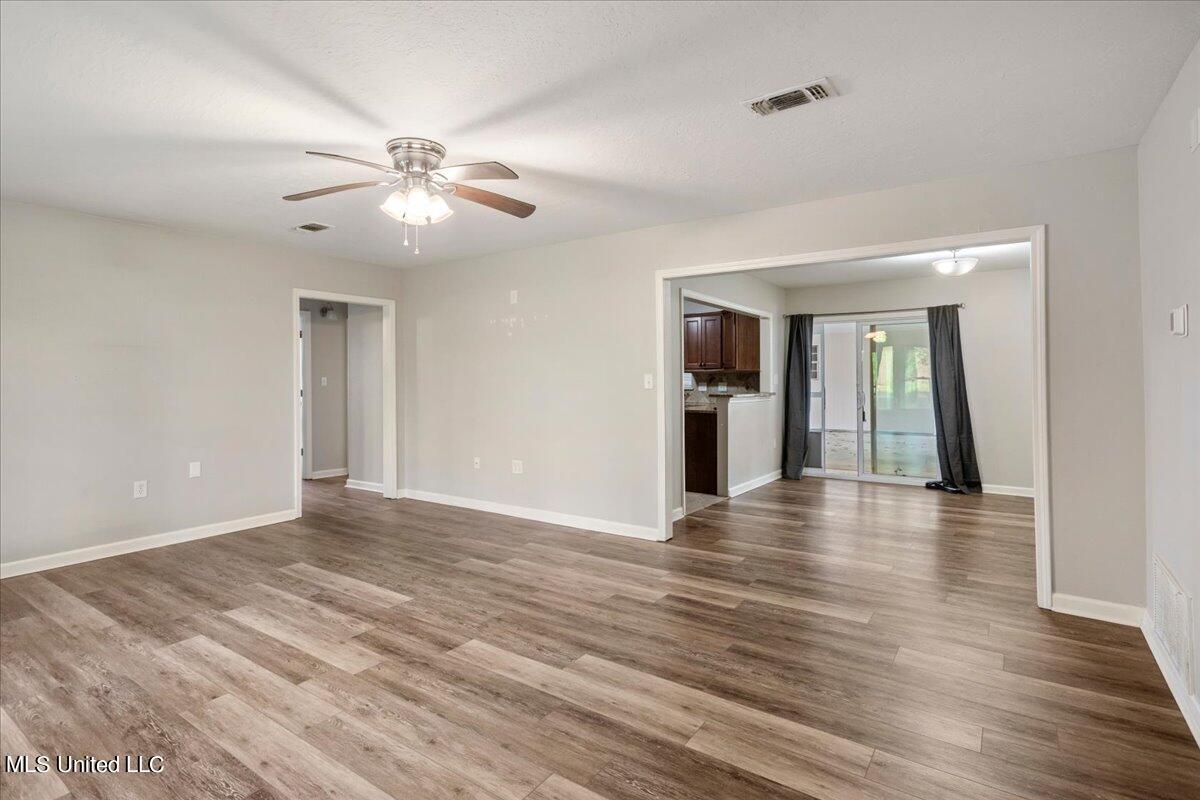 3600 Roberts Road Moss Point, MS 39562 - Photo 8 of 36 09-Living Room