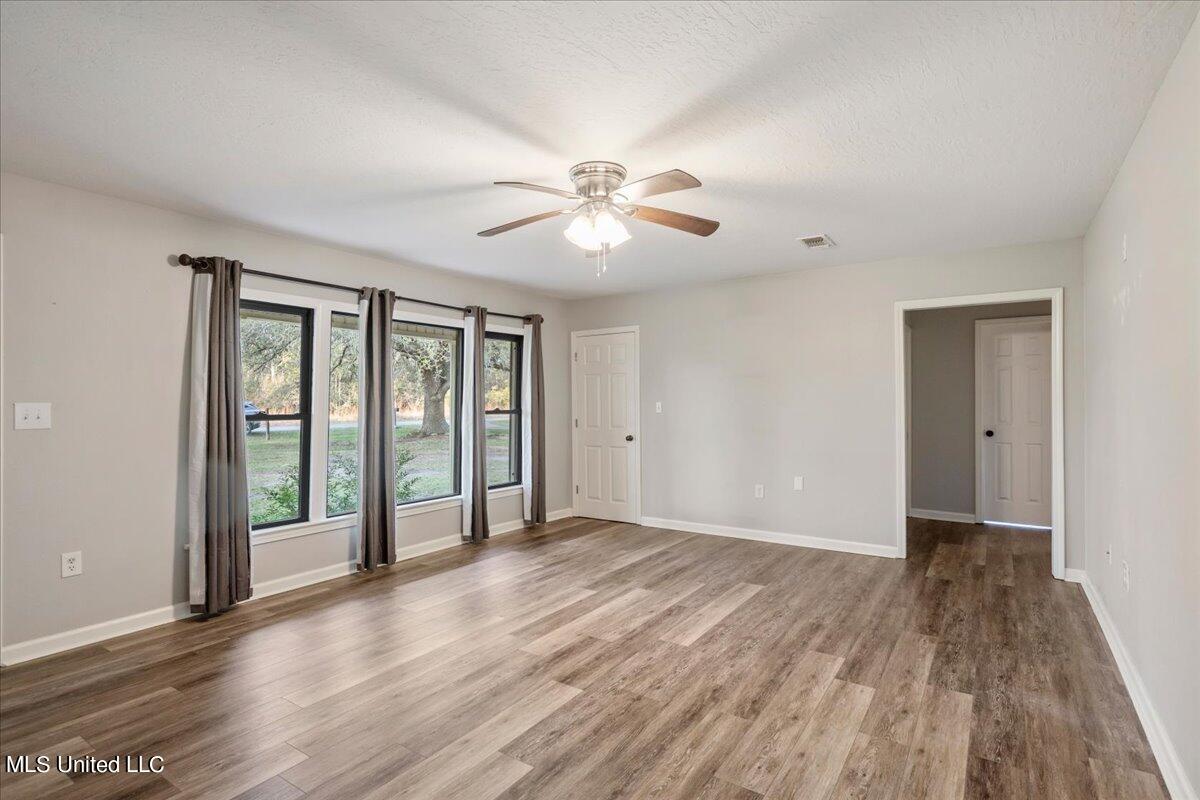 3600 Roberts Road Moss Point, MS 39562 - Photo 9 of 36 10-Living Room