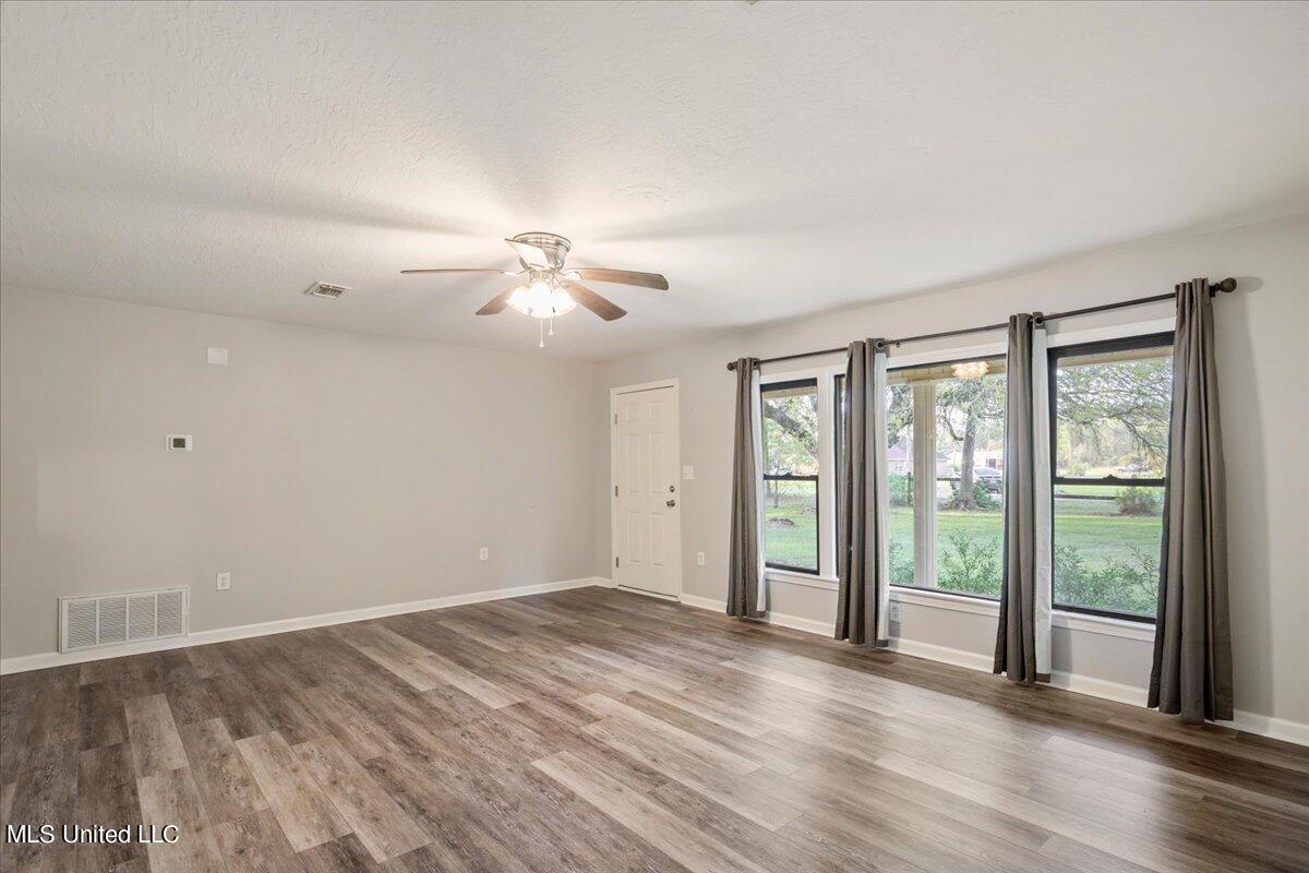 3600 Roberts Road Moss Point, MS 39562 - Photo 10 of 36 11-Living Room